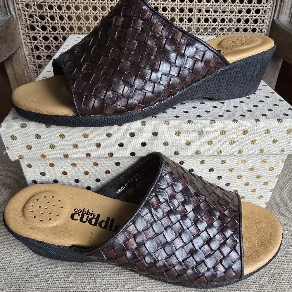 Cobbie Cuddlers- Women’s Brown Woven Leather Slip Ons  size 10